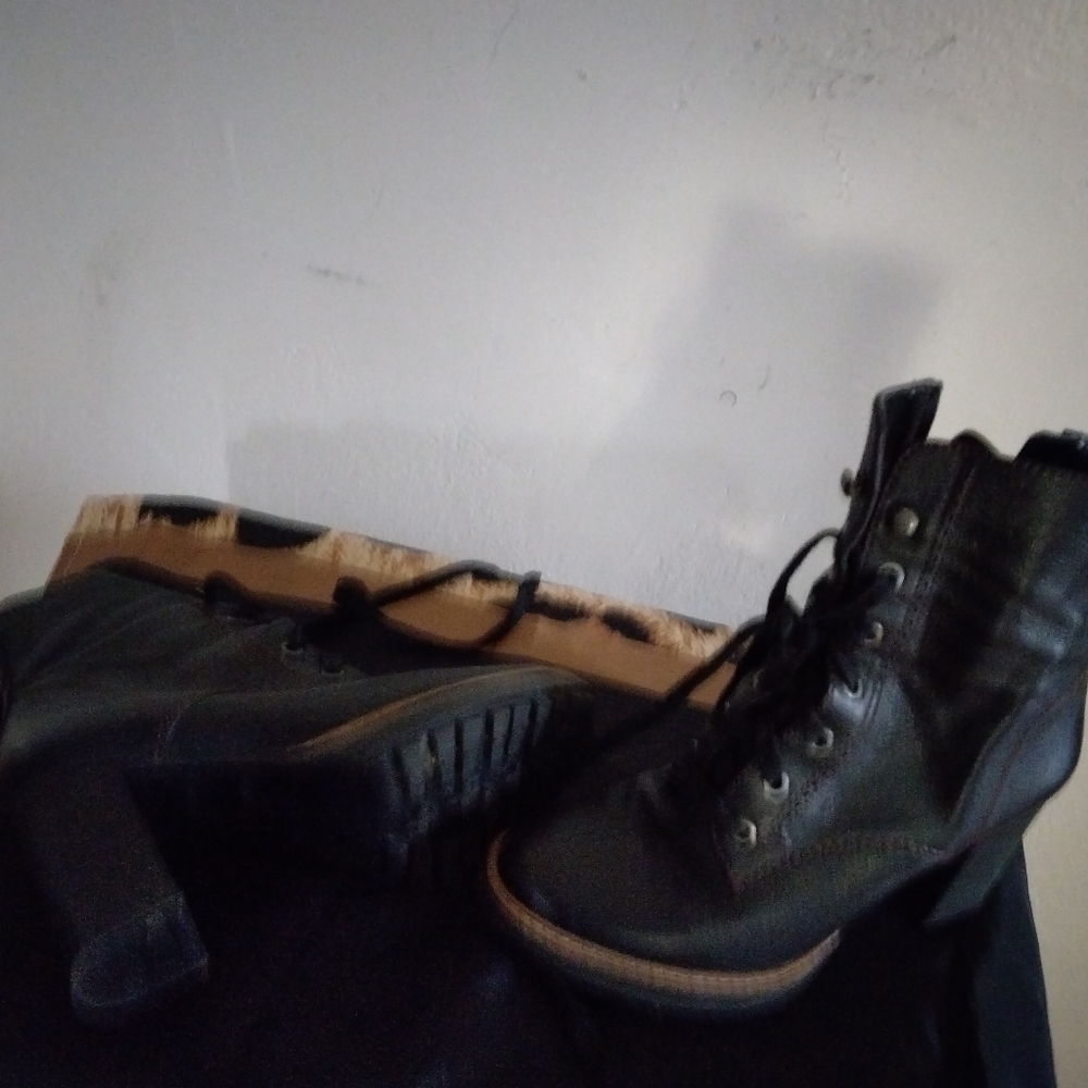 Women 7.5 Leather booties By Naturalizer